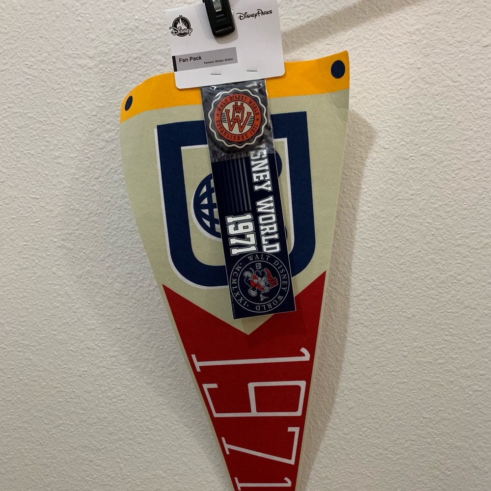 NWT Walt Disney World Fan Pack Pin Flag sticker
